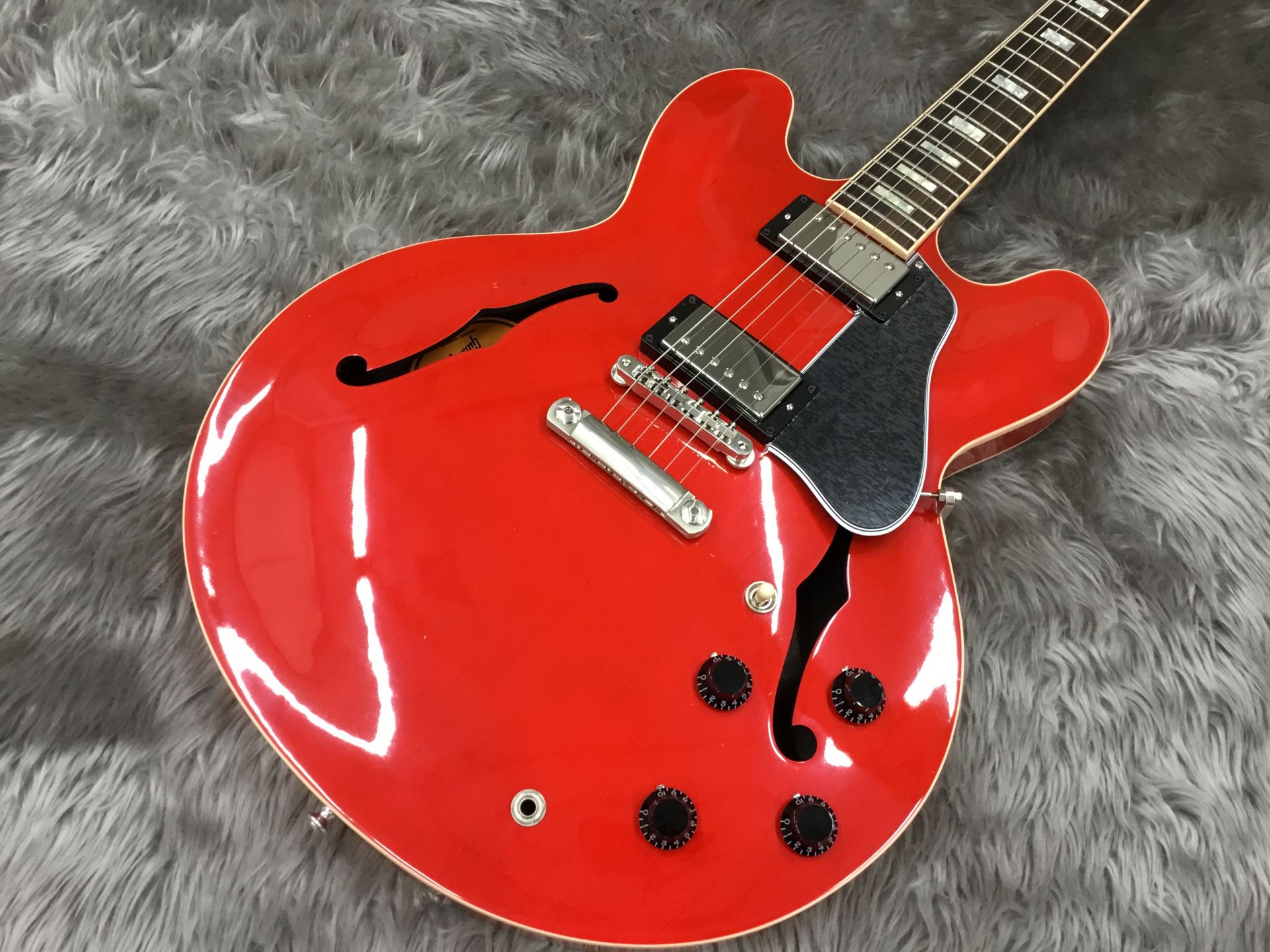 こんにちは！岩崎です！]]セミアコの代名詞、Gibson/ES-335が久しぶりに入荷致しましたのでご報告させて頂きます！ *Gibson/ES-335 セミアコの代名詞ともいえるES-335。 従来と異なり、ヒスコレと同様のチューブレストラスロッドの採用によってネック鳴りにこだわりました。 **価 […]