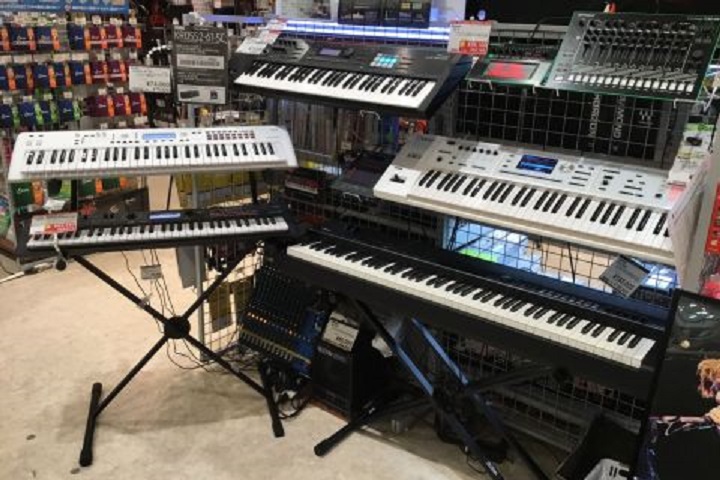 こんにちは！ 本日は、店頭にラインナップされているシンセサイザーをご紹介いたします！ *YAMAHA/CP4 STAGE ***シンプルかつ最高のステージピアノを目指し、ヤマハの技術の粋を結集して作られたステージピアノ！ ***商品紹介 ヤマハが誇るグランドピアノのラインナップ、CF IIIS, S […]