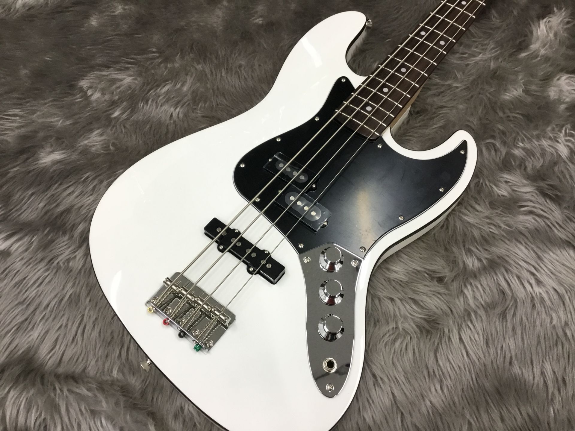 こんにちは！岩崎です！大人気、Aerodyne Jazz Bass®の数量限定特別仕様モデルが入荷したのでご報告させて頂きます！ *Fender/FSR Aerodyne Jazz Bass®, Rosewood Fingerboard, Arctic White 従来モデルのVintageStyl […]