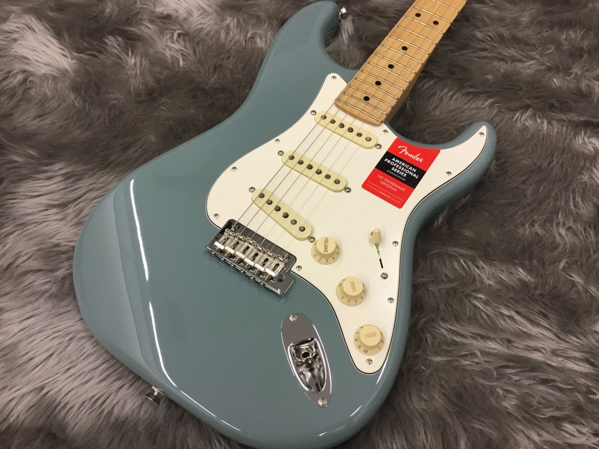 こんにちは！岩崎です！フェンダーの定番モデル「AMERICAN PROFESSIONAL STRATOCASTER」通称「アメプロ」が新たに入荷致しましたのでご報告させていただきます！ *AMERICAN PROFESSIONAL STRATOCASTER®(Sonic Gray) 度々コピーされつ […]