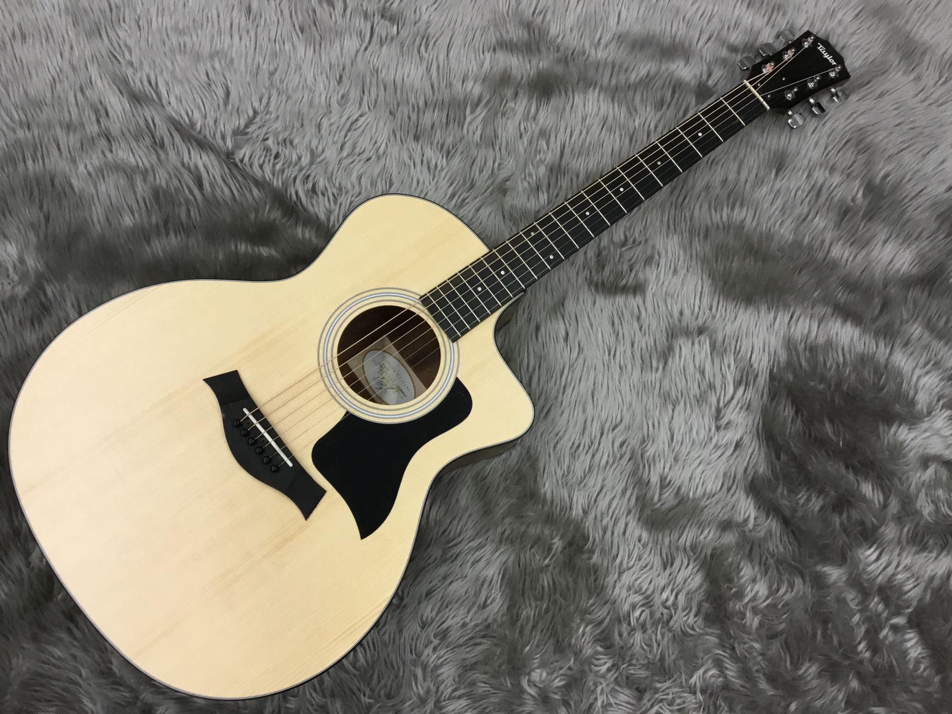 こんにちは！中西です！ Taylorのエントリーモデル、『114ce-Walnut 2017』が再入荷いたしましたのでご報告させて頂きます。 *Taylor/114ce-Walnut 2017 トップはソリッド・シトカ・スプルース、バックとサイドにレイヤードのウォルナットを使用。 ボディ内のブレイシ […]