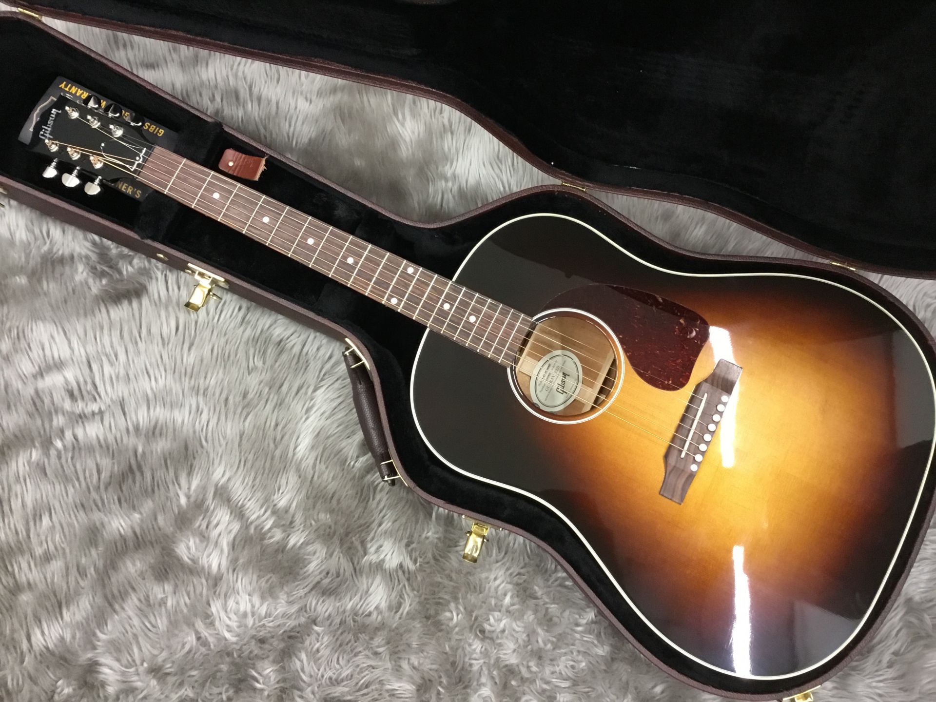 こんにちは！植松です！ Gibsonの定番モデル『J-45 Standard』が再入荷いたしましたのでご報告させていただきます。 *Gibson/J-45 Standard < TOPはスプルース。Sides&Backはマホガニー。マホガニー特有の柔らかく歯切れの良い高音が魅力のサウンドかつウ […]