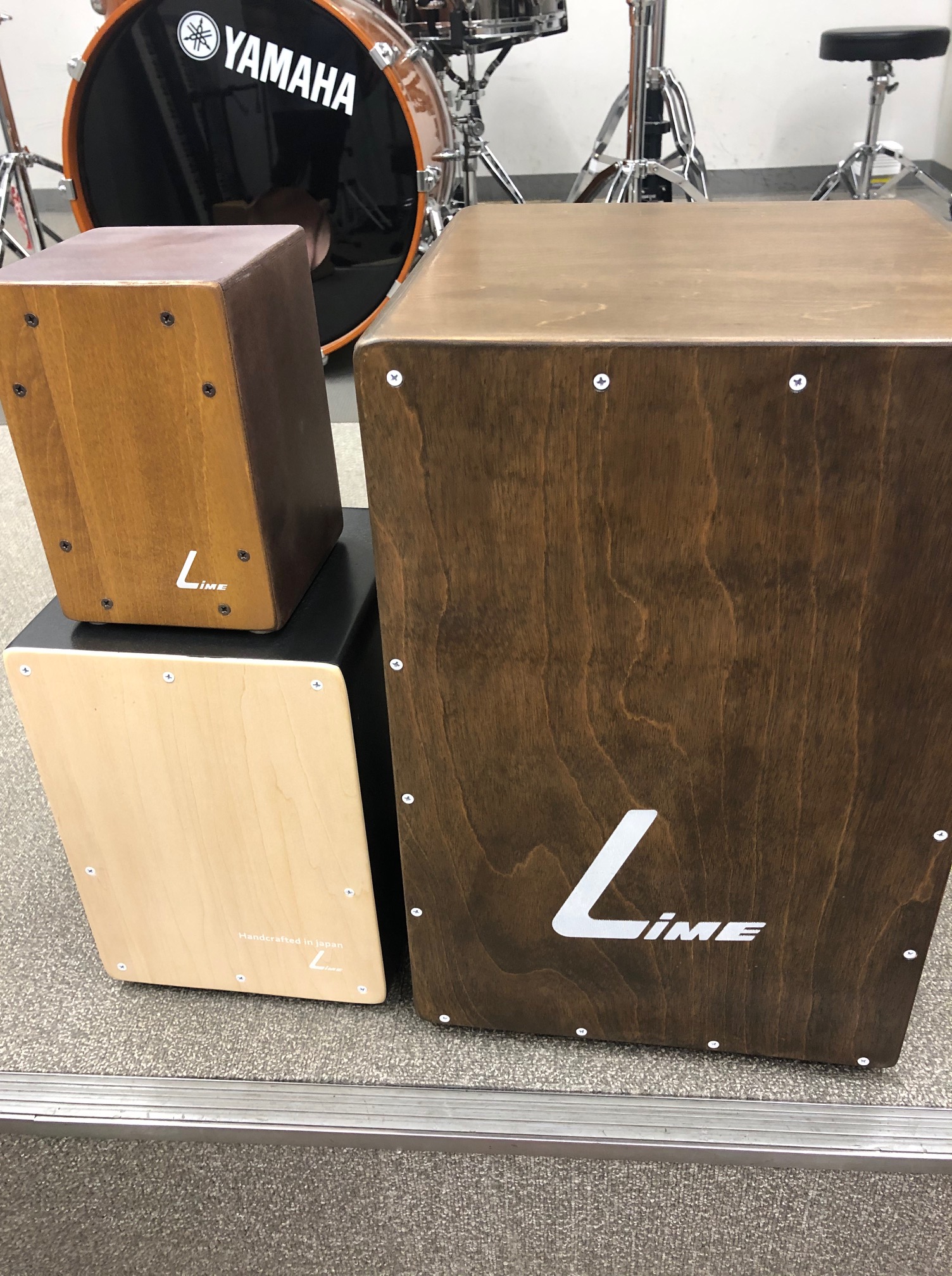 [https://twitter.com/shima_ayagawa::title=] こんにちは！ドラム担当の穴吹です！今回ご紹介するのは[!!『LiME Cajon』!!]のカホン！綾川店に数点入荷しましたー！四国初上陸という事でご紹介していきたいとおもいます！ **LiME Cajonってどん […]