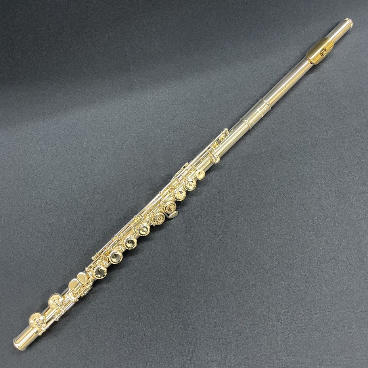 皆様、こんにちは!管楽器担当の赤刎(あかはね)です! 新しいフルート入荷のお知らせです♪これからフルート始めてみようという方、学生の皆様にもおすすめの1本になります♪