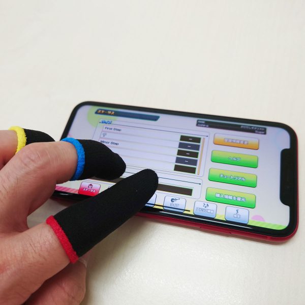 導電性のある繊維を採用。<br />
スマートフォンやタブレットの画面操作をそのまますることが可能です。
