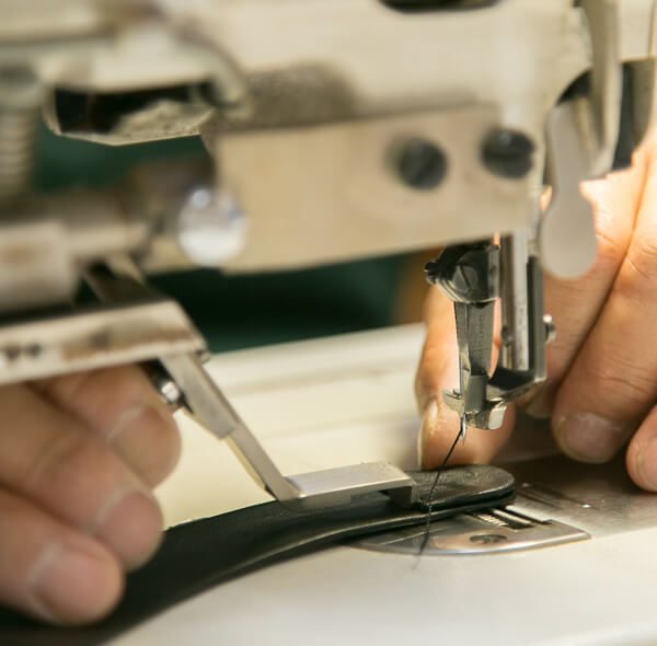 【製作方法】最高級の素材が持つしなやかさを最大限に活かすために、製作上の工夫が随所に盛り込まれ、ひとつひとつ熟練の職人による丁寧な手作業から生み出されています。