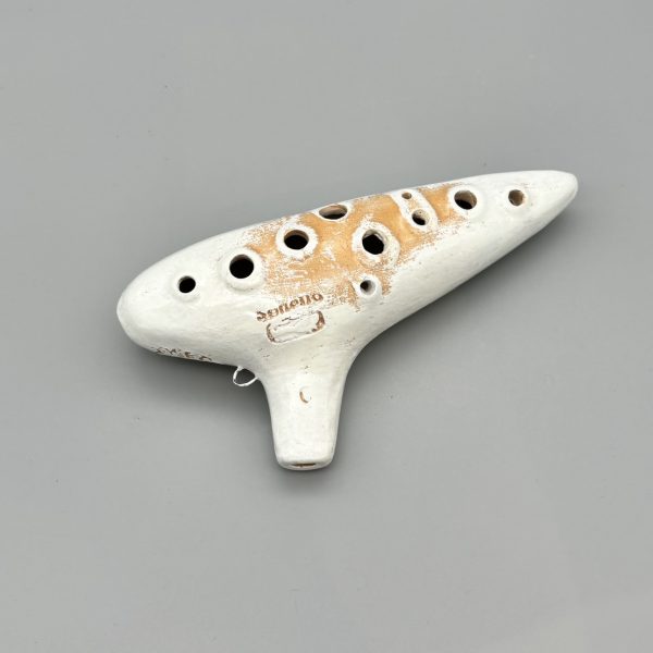 aketa S-5C オカリナ ソネット アルトC調 <br />
明田川孝の妻・カヅが、女性のために T-5C に対比させて開発した楽器。<br />
息があまりいらず、ソフトで合奏向き。しかしソロで使う人も多く、男性にも好まれています。<br />
運指穴に突起がついているため、押さえやすくなっています。<br />
￥ 12,100 税込