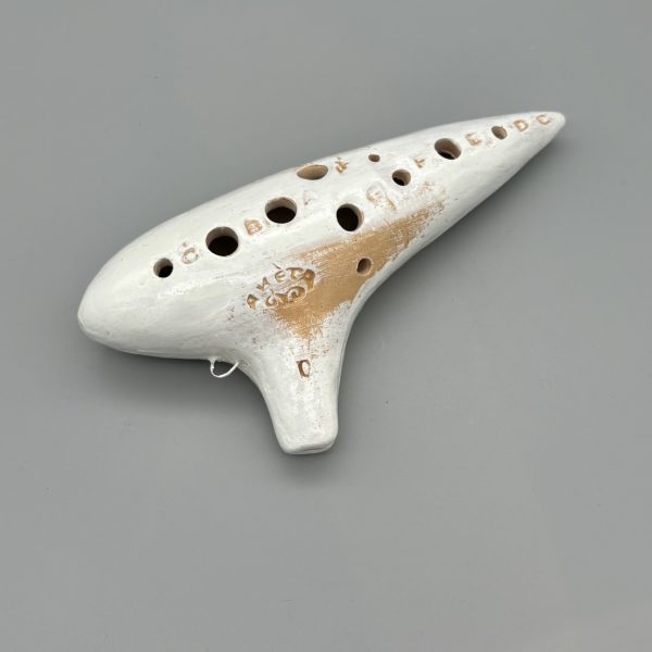 aketa T-5C オカリナ コルネッタ アルトC調<br />
オカリーナ群の中心にある楽器。<br />
合奏に向く S-5C に対比して、その重厚な豪快さは大地を感じさせ、ソロに向きます。<br />
特に野外の大きなライブ等では欠かせない楽器。<br />
もちろん合奏にも適しています。<br />
￥ 11,000 税込