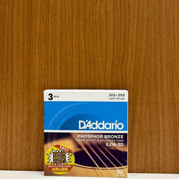● ダダリオ EJ16 フォスファーブロンズ ライト（12-53）<br />
【こんな方におすすめ】<br />
・弾き語りからソロギターまで、1セットで幅広くこなしたい方<br />
・「まずは定番から始めてみたい」方<br />
・複数のギターをお持ちで、どのギターにも合わせやすい弦をお探しの方<br />
￥3,400(税込)