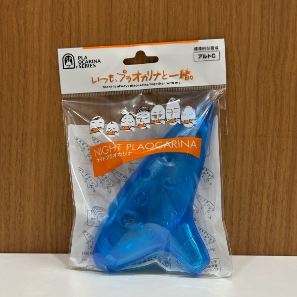 陶器オカリナメーカーがビギナー向けに製作したプラオカリナ。（スチロール製)<br />
￥1,100(税込)<br />
