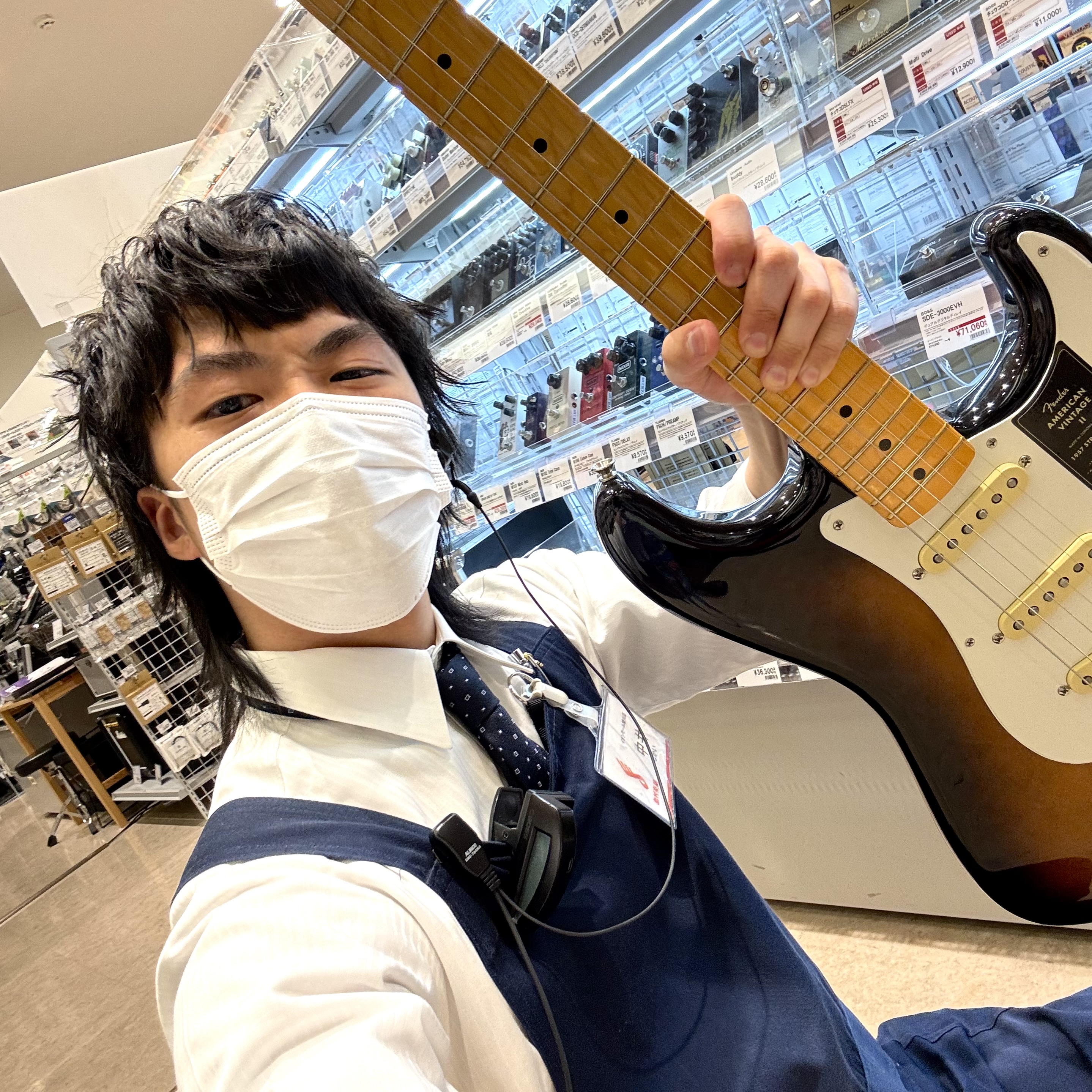 エレキギター・ベース・エフェクター担当中井