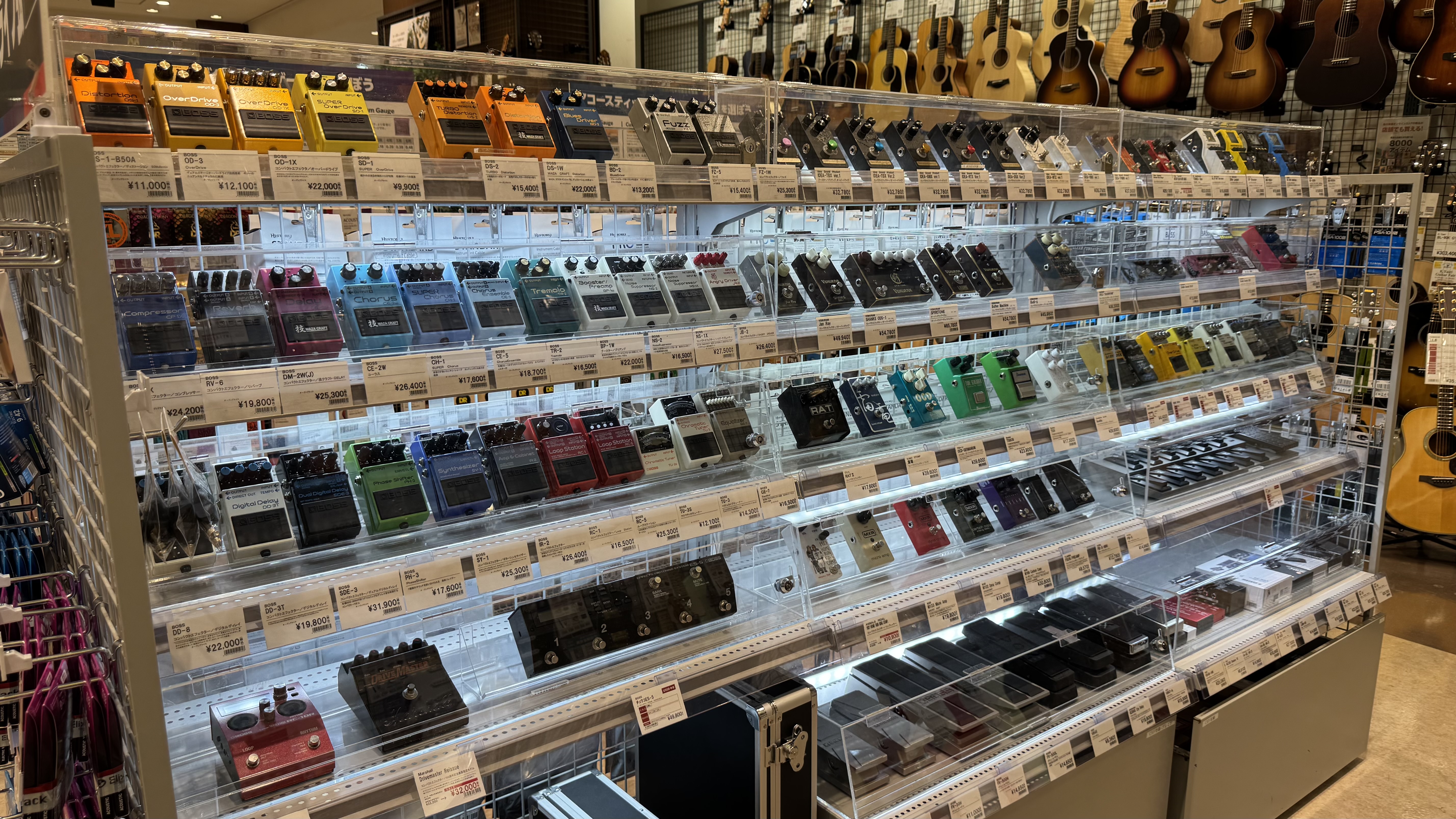 こんにちは！島村楽器イオンモール綾川店のエフェクター担当、中井です。 新しく軽音部に入部した皆さん、バンド活動は楽しんでいますか？バンドでいろんな曲を練習していると、「先輩やCDみたいな、あの『ジャキッ』としたかっこいい歪んだ（ひずんだ）音を出したい！」「ギターソロをもっと目立たせたい！」と思う瞬間 [&hellip;]