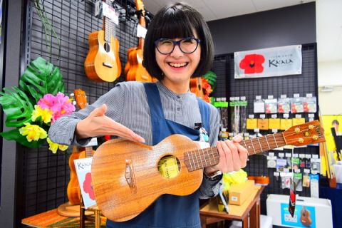スタッフ写真 ウクレレ・ヴァイオリン・楽譜・音楽教室 髙橋(美紀)
