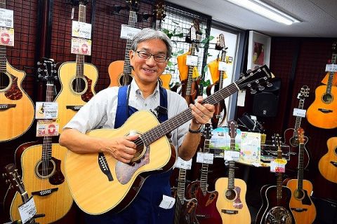 スタッフ写真 アコースティックギター 林