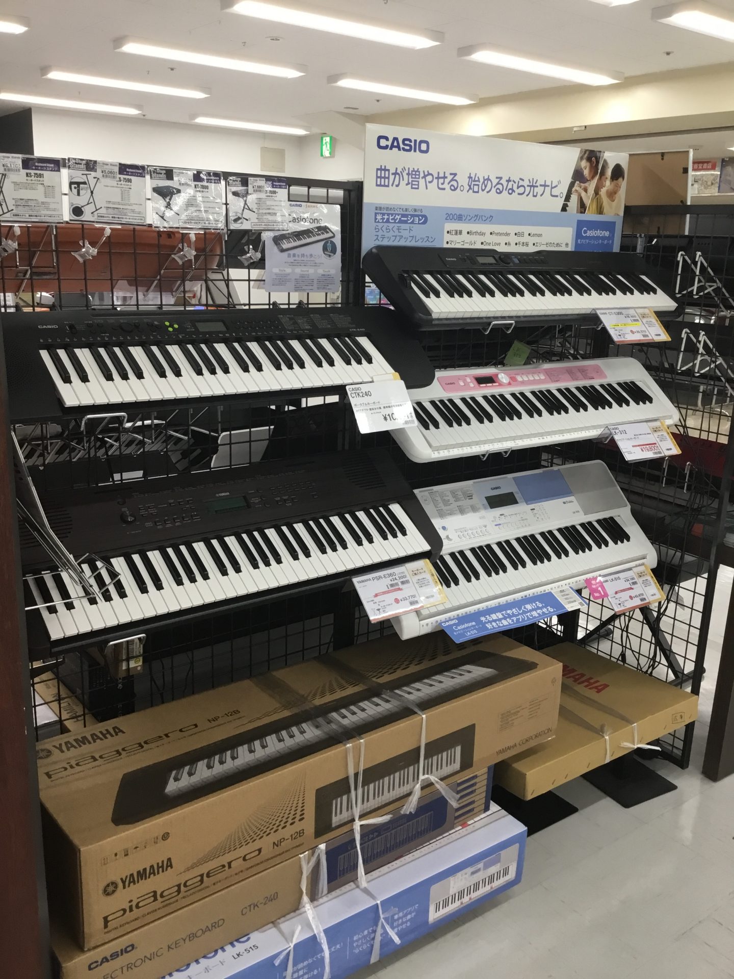 ===top=== *千葉店のキーボードコーナー [!!ようこそ、島村楽器　千葉店へ♪!!] 当店のキーボードに関するお買い得な情報や展示モデルをご紹介しております。お子様が喜ぶ光る鍵盤シリーズから、大人向けのシンプルなタイプまで、定番機種を揃えております。どなたでも気軽に始められるキーボード、この […]