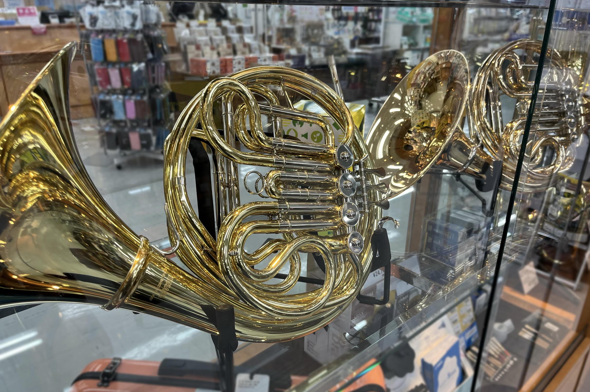 千葉店にホルンが入荷致しました！ 拭き心地や商品にお悩みの吹奏楽部員さん、これから管楽器に挑戦してみようかお悩みのお客様も… 試奏大歓迎です！是非ご来店お待ちしております。