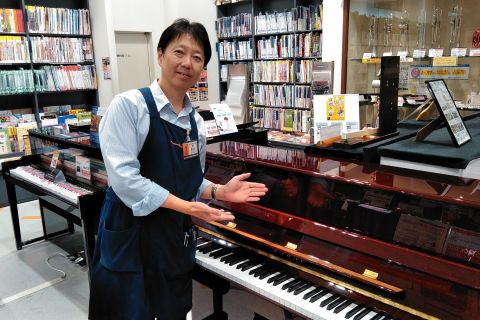 スタッフ写真 副店長、ギターシニアアドバイザー、ピアノアドバイザー 早川