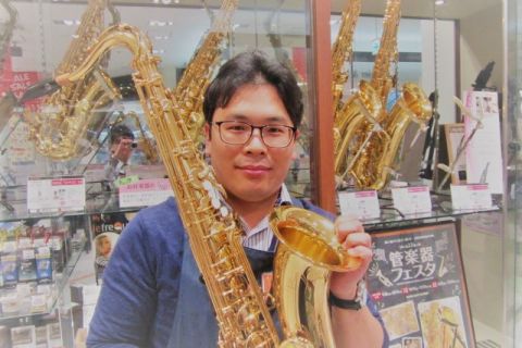 スタッフ写真 ピアノ全般、管楽器、ヴァイオリンなどの弦楽器、ギター・アクセサリー 徳山
