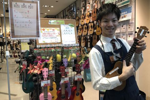 スタッフ写真 ウクレレサークル部長 藤原