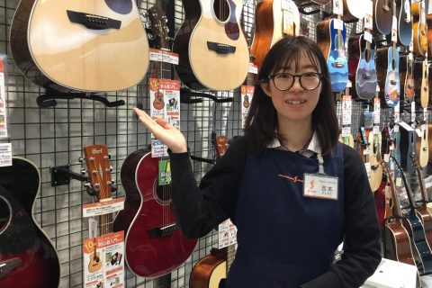 スタッフ写真 ピアノ 管楽器 楽譜 ギター 吉本