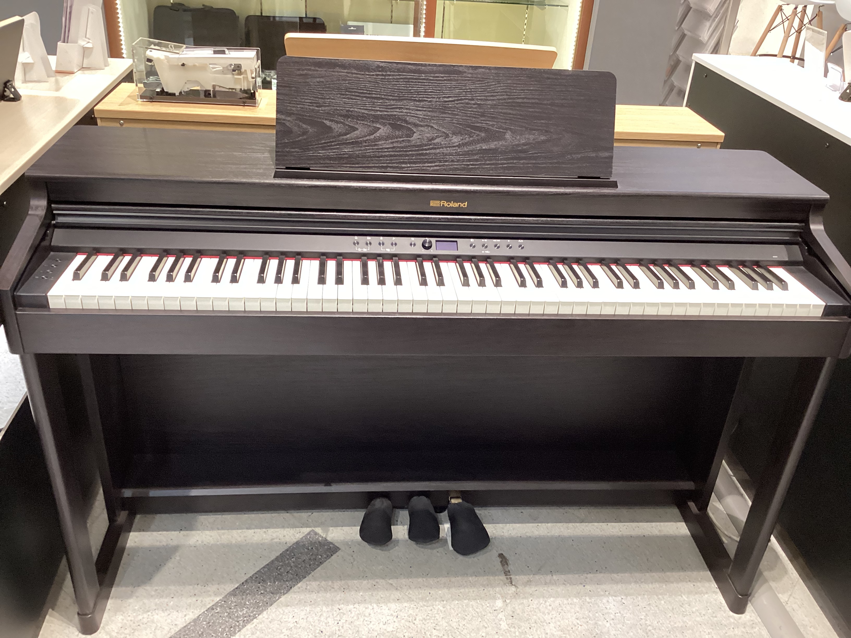電子ピアノRoland　RP701