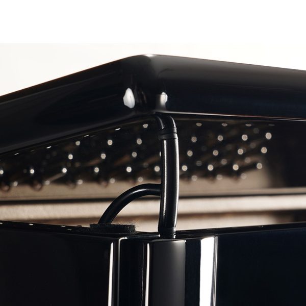 【トップサポート】<br />
屋根を支え、ピアノ内部の音を演奏者が確認できるトップサポートにブラックパーツを採用。