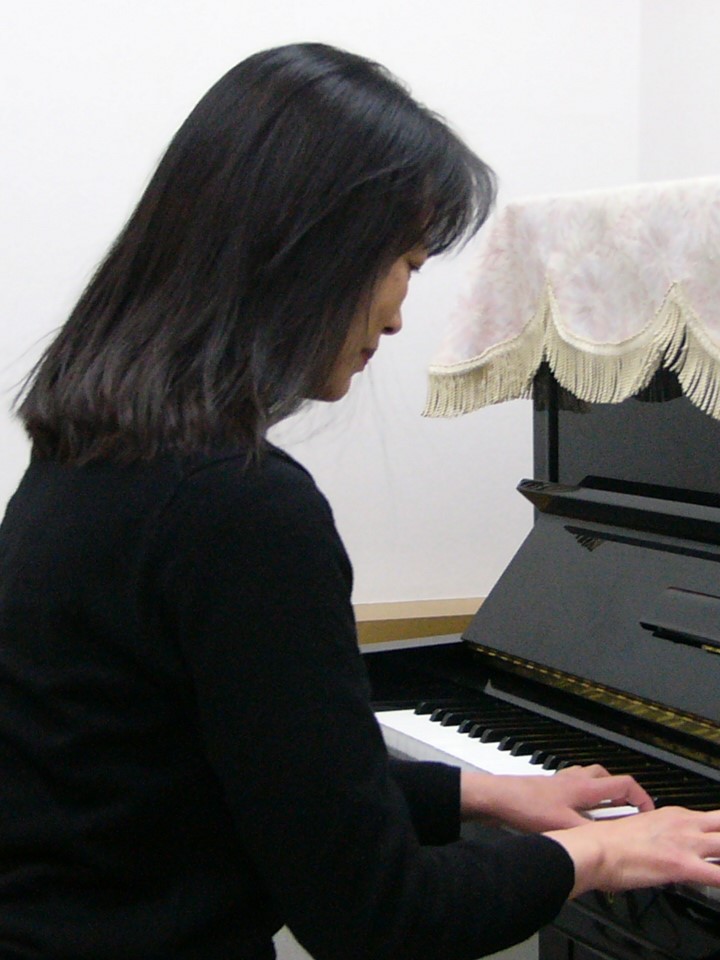 ピアノ担当講師那智 淳子先生