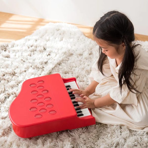 ■KAWAI P-25<br />
￥7,480（税込）<br />
<br />
屋根の開かないポリスチレン樹脂製の本体で25鍵のピアノのおもちゃです。<br />
音程の正確さはそのままに、弾きやすさとデザイン性をグレードアップして新登場です。