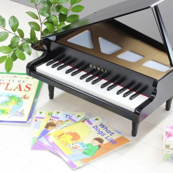 ■KAWAI 1141<br />
￥23,100（税込）<br />
<br />
高級感のある32鍵のグランドピアノのおもちゃです。正確な音程と弾きやすさ、ピアノらしい外観にこだわりました。<br />
ミニピアノの鍵盤は、ちいさな手にもなじむミッドサイズを採用しており、小学校で使われる鍵盤ハーモニカと同じサイズです。