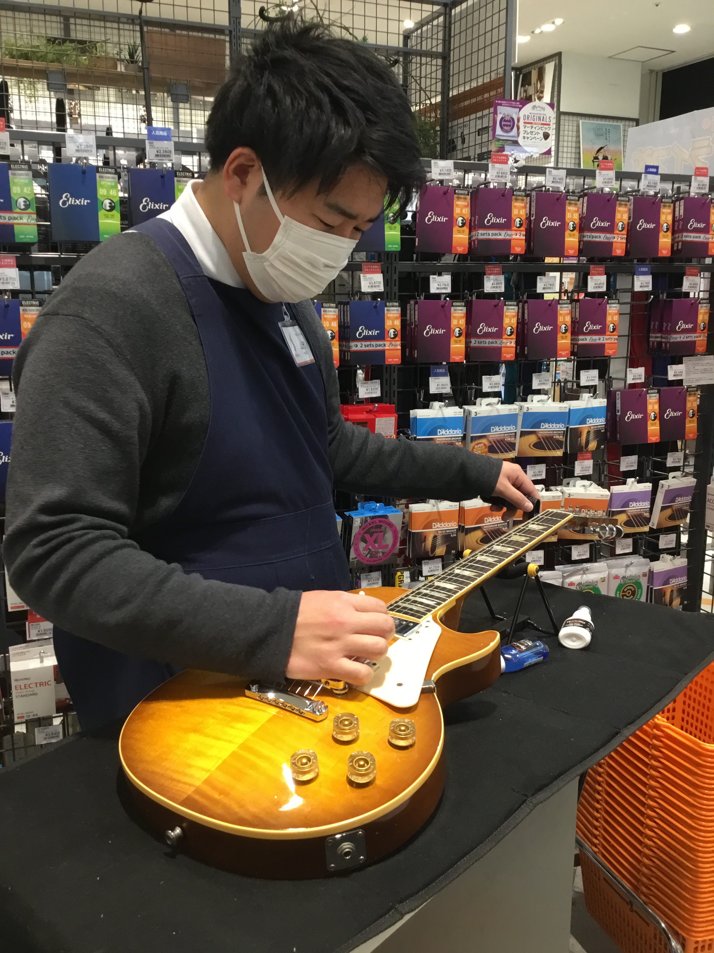 お持ちのギター・ベース見せて頂けませんか?ギター担当の山形(やまがた)です