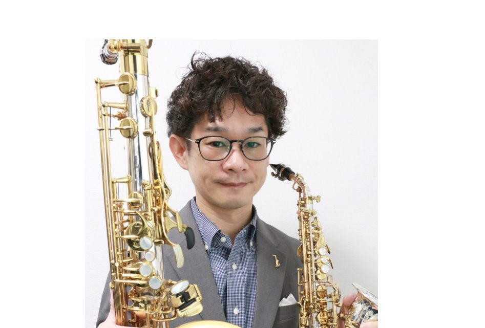 CONTENTS講師プロフィール講師からのコメントお問い合わせ講師プロフィール 尚美学園短期大学を経て同学園ディプロマコース卒業現在はポップス、ジャズ、クラシックとジャンルにとらわれない演奏活動をしており、舞浜のテーマパークにおいて長年サックス兼ピッコロ奏者を務めた経験から『楽しくカッコよく』をモッ […]