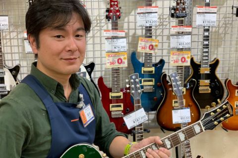 スタッフ写真 副店長 ギターシニアアドバイザー 瀧本