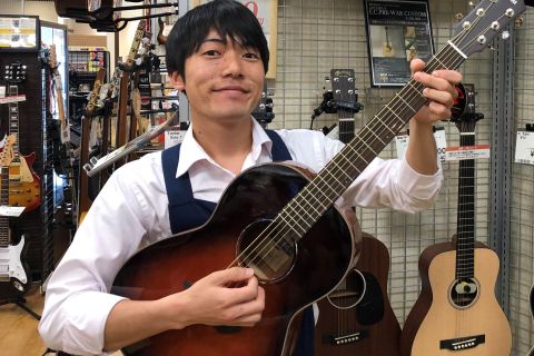 スタッフ写真 アコースティックギター、ウクレレ担当 前田
