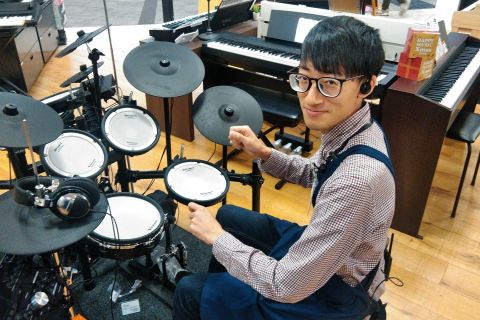 スタッフ写真 ドラムアドバイザー ドラム ウクレレ 管楽器 山本