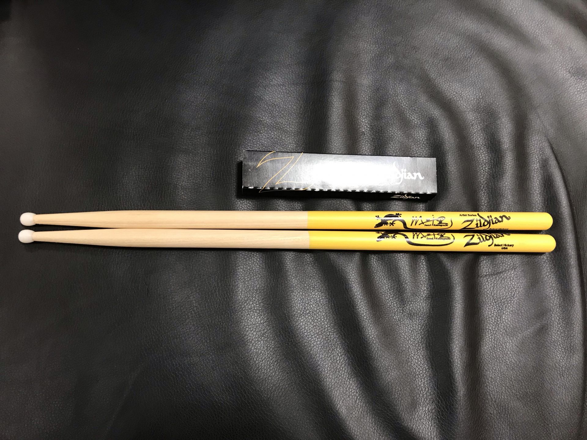 ===TOP=== ===T1=== Zildjian 川口千里モデル　スティック ===P1=== *今をトキメク川口千里さんのシグネイチャーモデルのスティックのご紹介です。 世界の偉大なドラマー100人にも日本人から神保彰さんと共にただ二人選ばれた川口千里さん。]] ]] 人気がありすぎてしばら […]