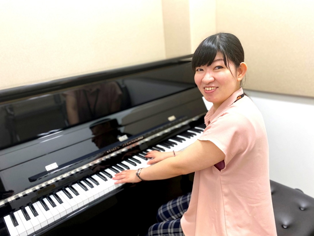 ピアノインストラクター　灰田　瞳(はいだ　ひとみ)ピアノサロン　オンラインレッスンコース