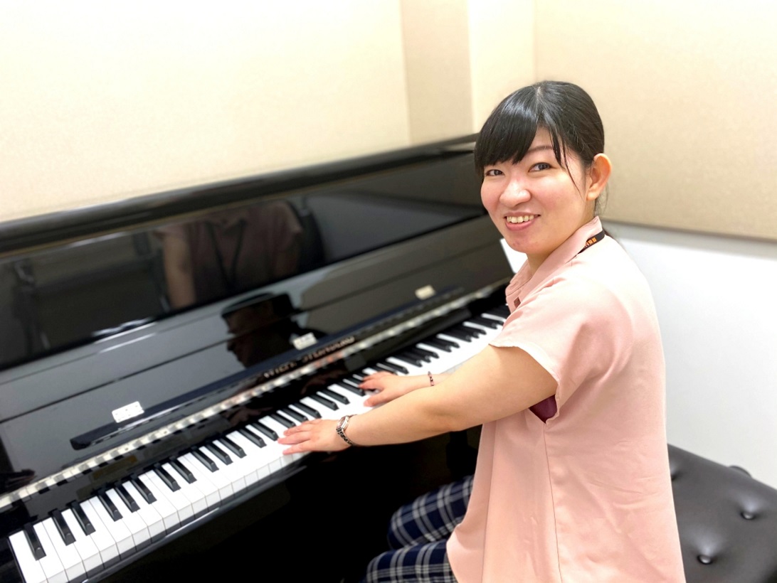 ピアノインストラクター 灰田 瞳(はいだ ひとみ)ピアノサロン オンラインレッスンコース