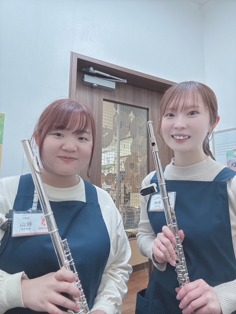 ♪フルートレッスンについて♪ 初心者の方は、楽器の組み立て方や持ち方、正しい姿勢、音の出し方など基礎的な内容からレッスンを始めます。 経験者の方は、これまでの演奏経験やスキルについてお話を伺いながら、復帰をサポートし、音の表現力やクオリティの向上を目指していきます。 フルートレッスンをしてくださった […]