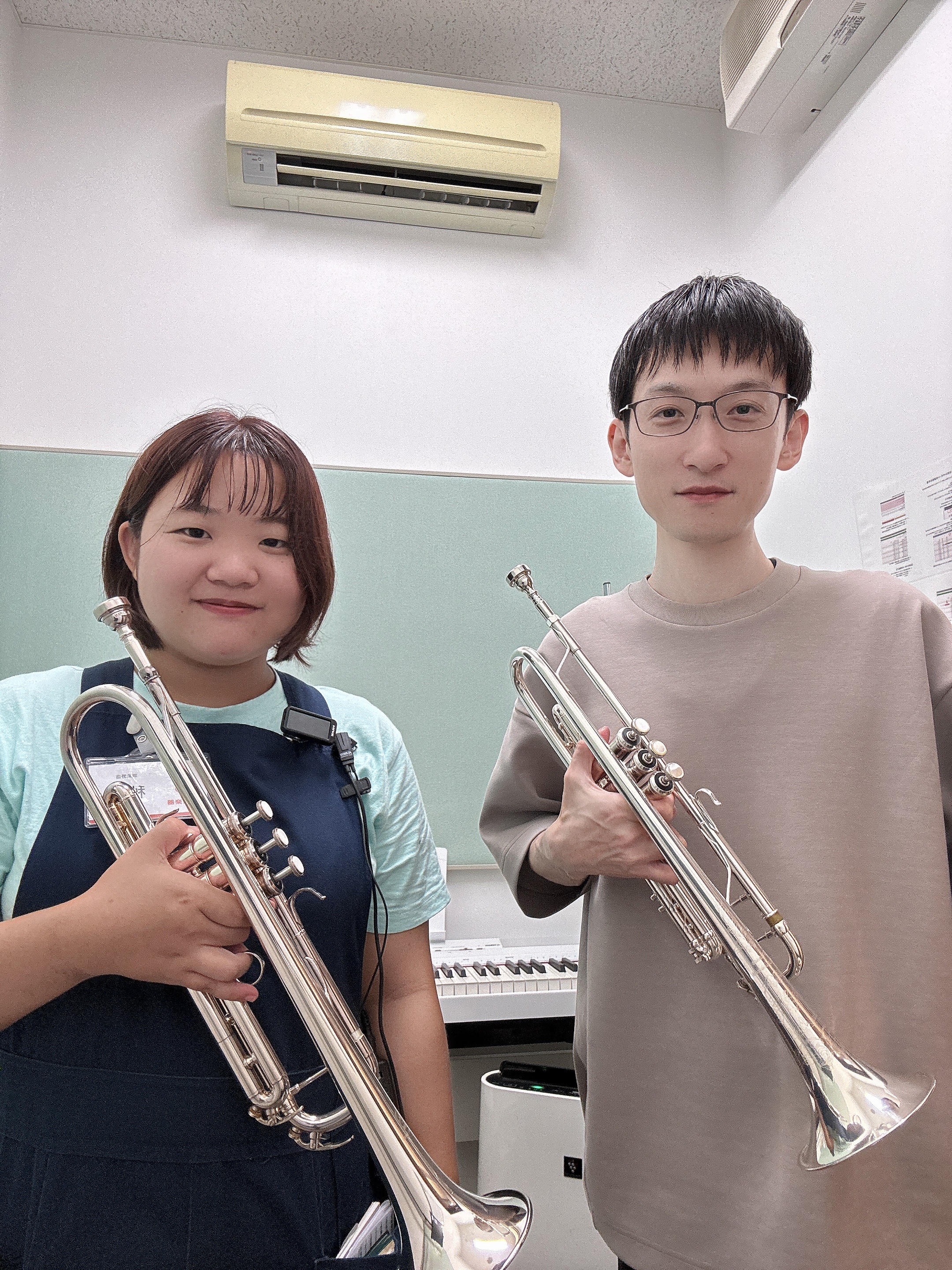 🎺トランペットのレッスンについて🎺 「全くの初心者だけど、本当に大丈夫かな…？」「レッスンを受けてみたいけれど、どんな内容なのか想像できなくてちょっと不安…」 そんな初心者の方でも安心して受けていただけます！ 初心者の方には、楽器の持ち方、息の入れ方、音の出し方、楽譜の読み方、運指、ドレミファソを吹 […]