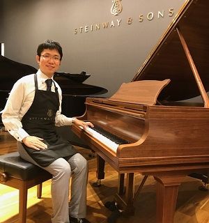 スタッフ写真 副店長・ピアノシニアアドバイザー・グランドピアノ・音楽教室アドバイザー・防音アドバイザー 澤田