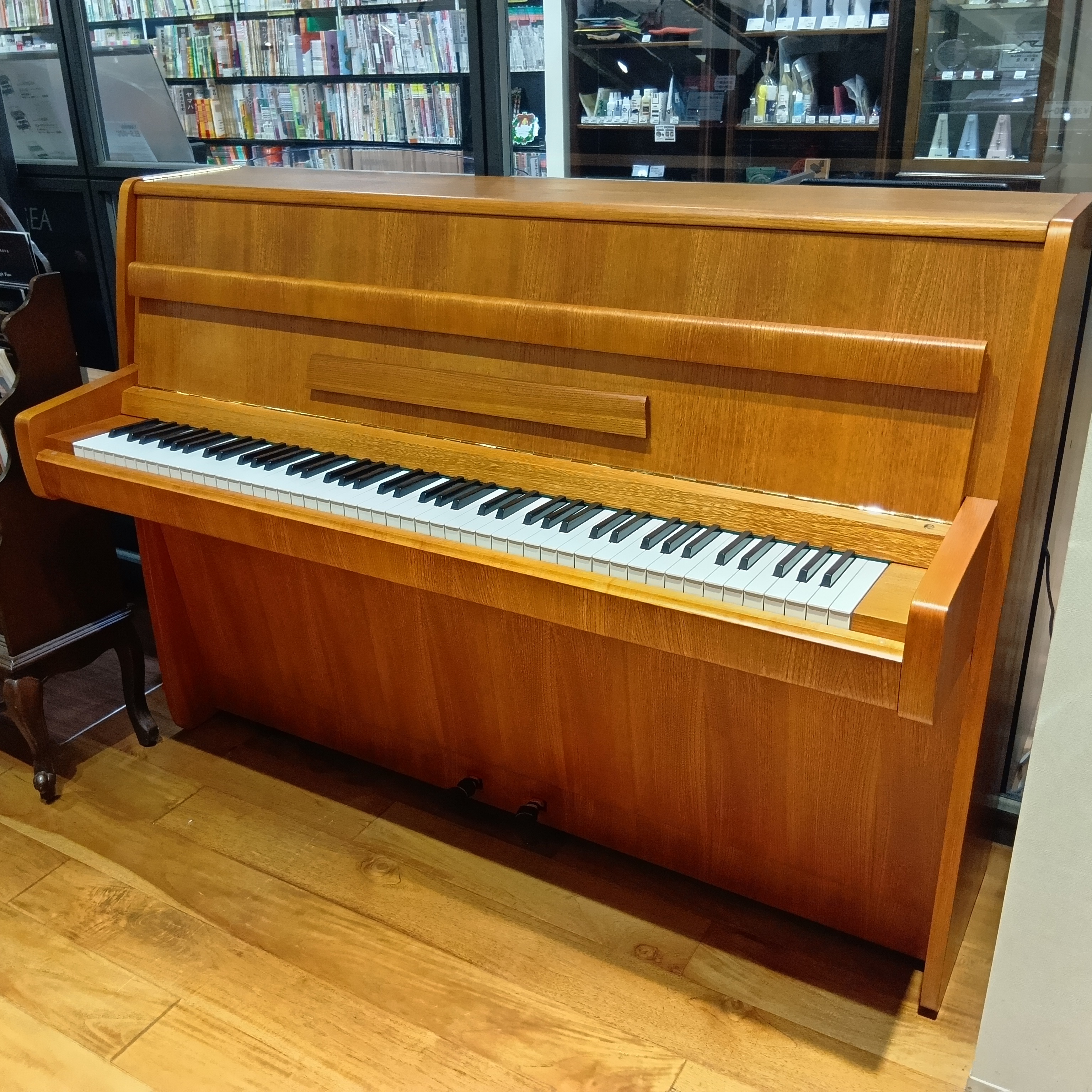 STEINWAY & SONS　中古アップライトピアノModel. F (1965年製)