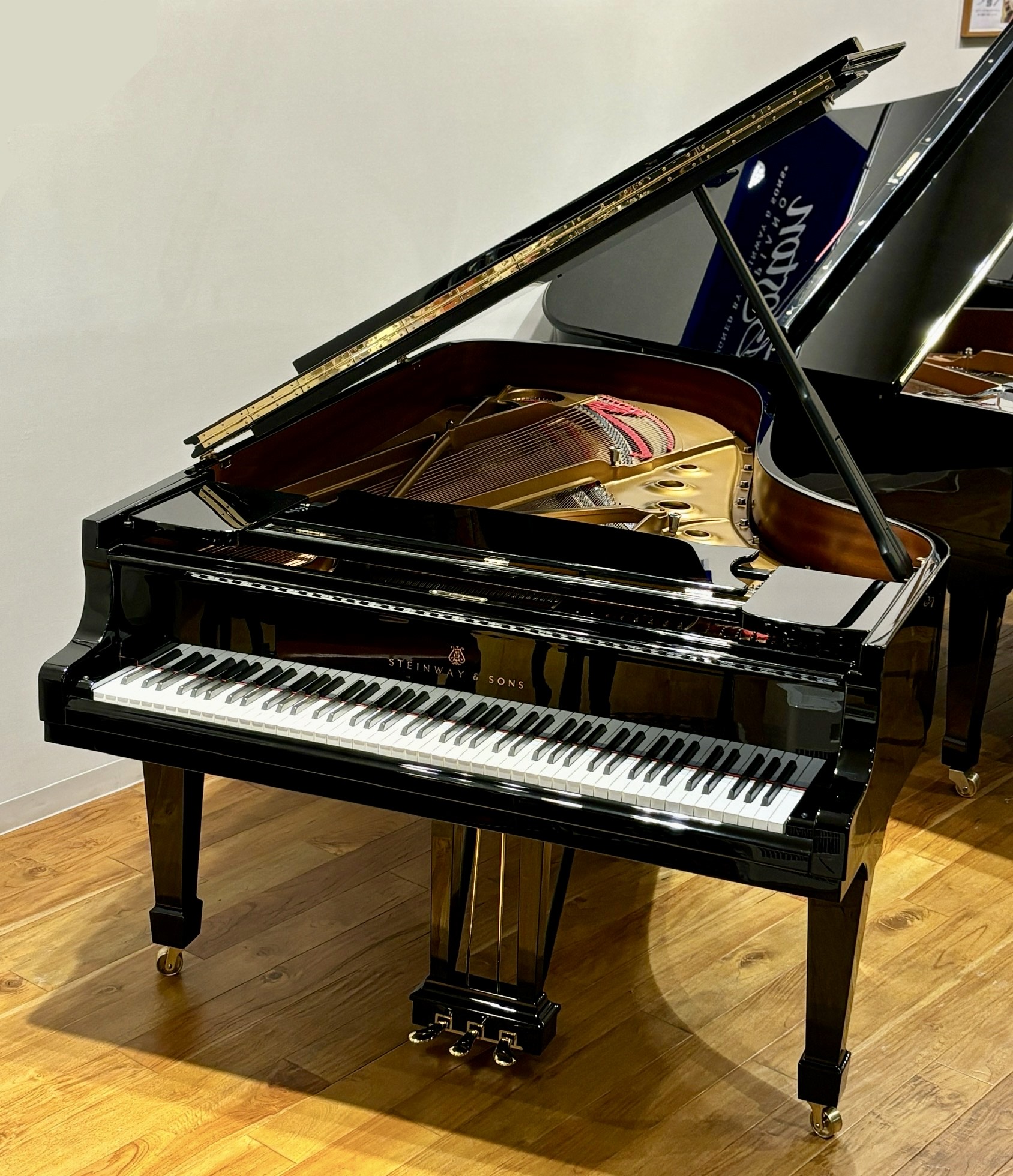 STEINWAY & SONS B-211 2006年製 極上のオリジナルパーツ仕様が入荷しました！ 軽く弾き易いタッチ、極めて華やか、豊かなボリュームと深い共鳴、そして存分に幅広いダイナミクス。全てがワンランク上のクオリティを放つ、極上のスタインウェイ中古グランドピアノがこの度、当店に入荷いたしま […]