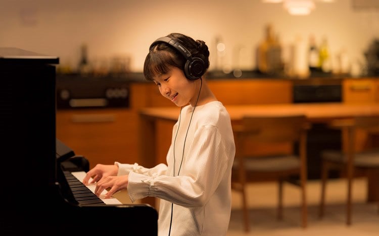 こんなお悩み、ございませんか？ ・電子ピアノのタッチや響きでは満足ができない・けれど、音量のことが気になってアコースティックピアノは置けない・頑張ってレッスンを続けているので、さらに上達を目指したい そんなあなたに、お勧めしたいピアノがありますそれが本ページでご紹介させて頂く、消音ピアノ・ハイブリッ […]