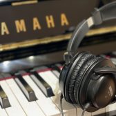 消音機能付きピアノなど、多様な機能がついたピアノをメーカー別に比較