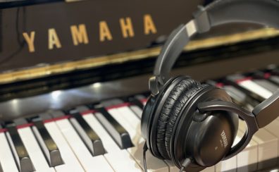 消音機能付きピアノなど、多様な機能がついたピアノをメーカー別に比較