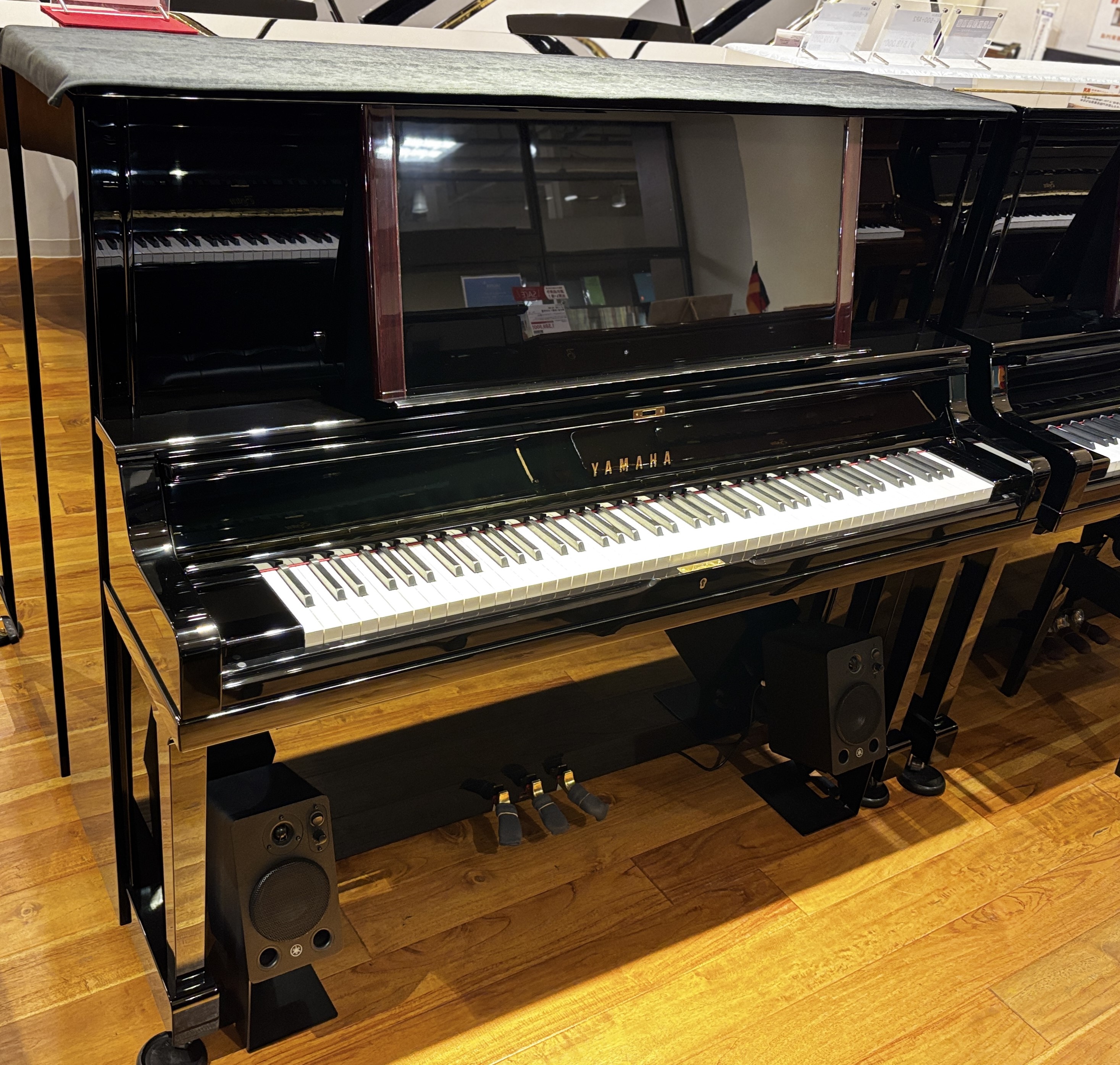 CONTENTSお店で体感できます！自動演奏の楽しみ方自動演奏の仕組み自動演奏のしくみ紹介動画（ヤマハ）自動演奏ディスクラビアとは2　お手持ちのスマートフォンやタブレットでピアノを簡単に操作3　消音モード時のピアノ音源はヤマハコンサートグランドピアノCFXを搭載4　アコースティックピアノとしての外観 […]