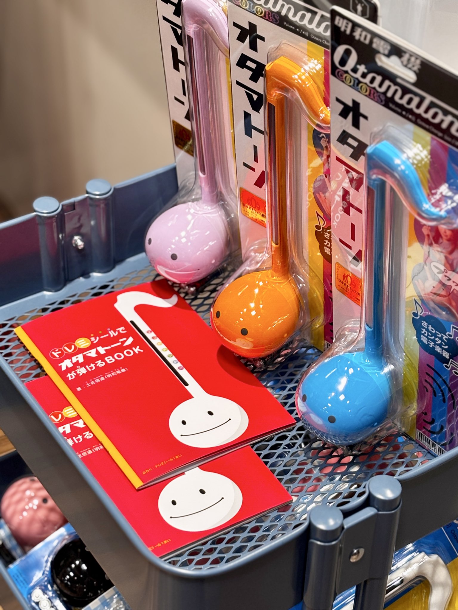 CONTENTS音符のフォルムの可愛いニューフェイス♪思わず癖になる！？触ってみてください♪お問い合わせは、、、音符のフォルムの可愛いニューフェイス♪ 先日より、当店に新しい仲間が加わりました！ その名も……、オタマトーン♪ かわいい音色とキュートなフォルムで、みなさまをお出迎えします！ 思わず癖に [&hellip;]