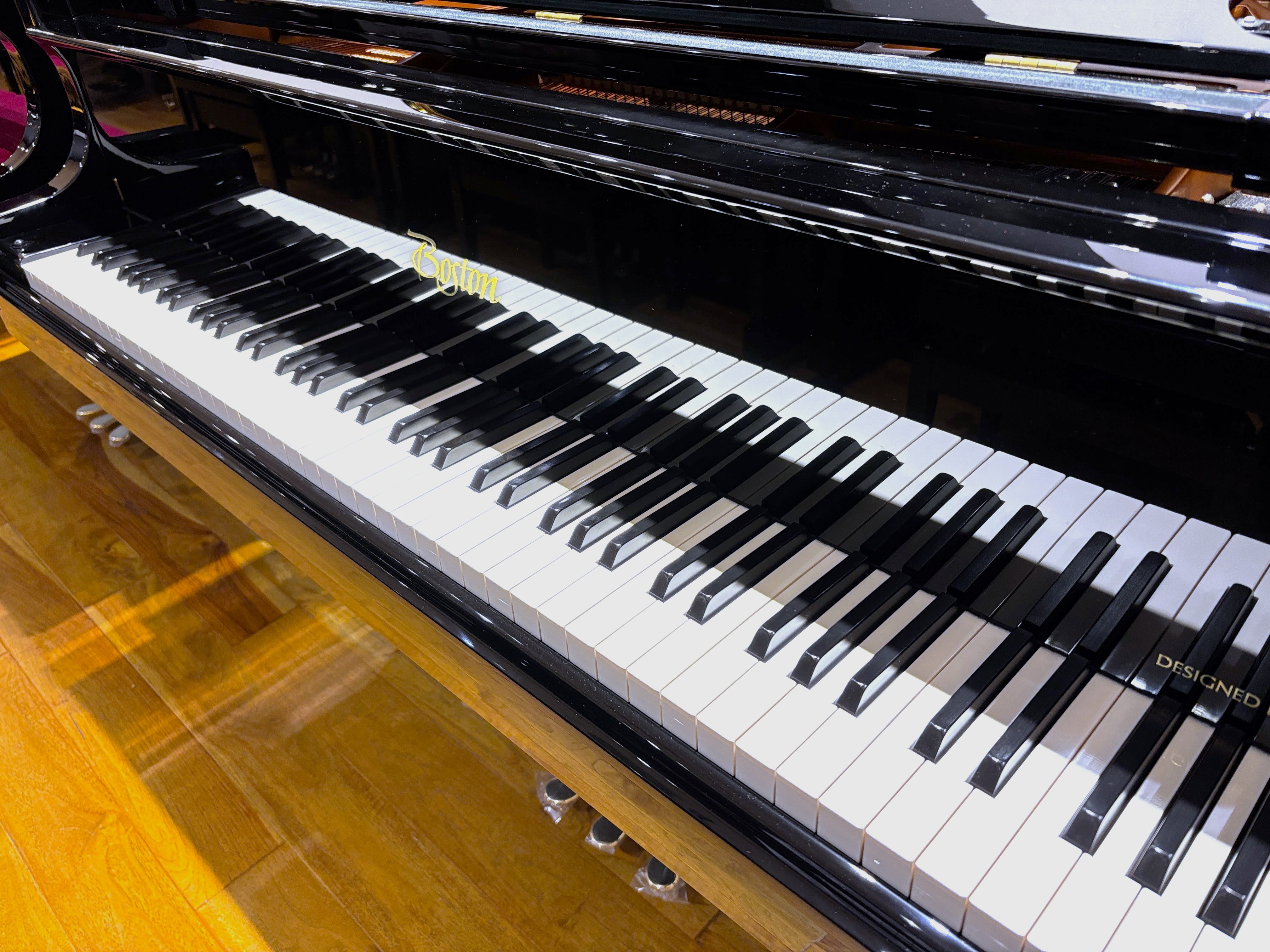本日入荷】憧れのスタインウェイ設計ピアノ―中古ボストン「GP-156PEⅡ