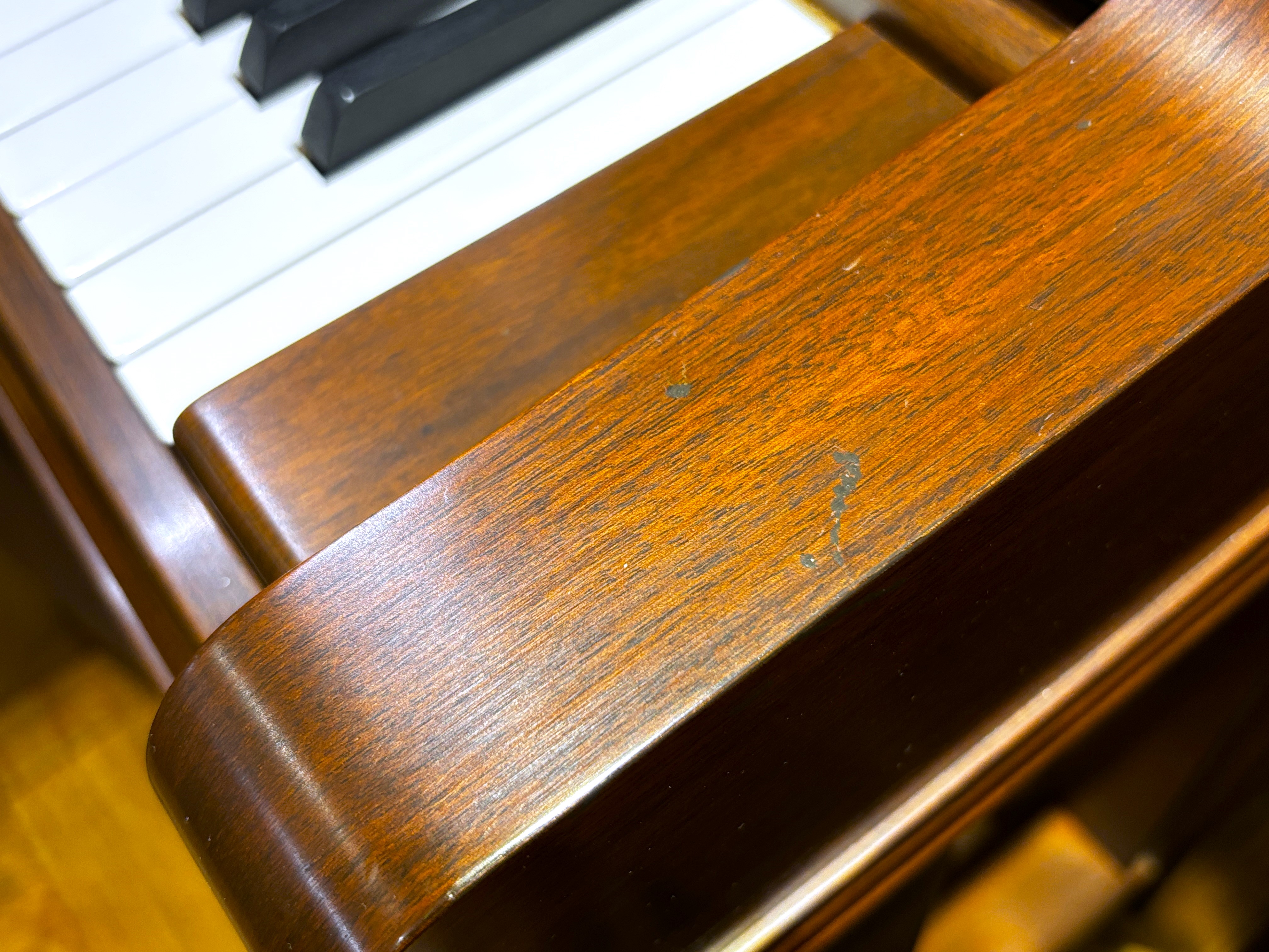 中古ピアノを選ぶときに、気になるポイントのひとつが品質ではないでしょうか。 今回ご紹介するのは、店頭展示中のYAMAHA 中古アップライトピアノ「YUS5Wn」です。2008年製のため、腕木の部分には少し目立つ傷がございます。 中古ピアノだからこそ、傷や使用感も含めて、実際に見て・聴いて・弾いてご確 [&hellip;]
