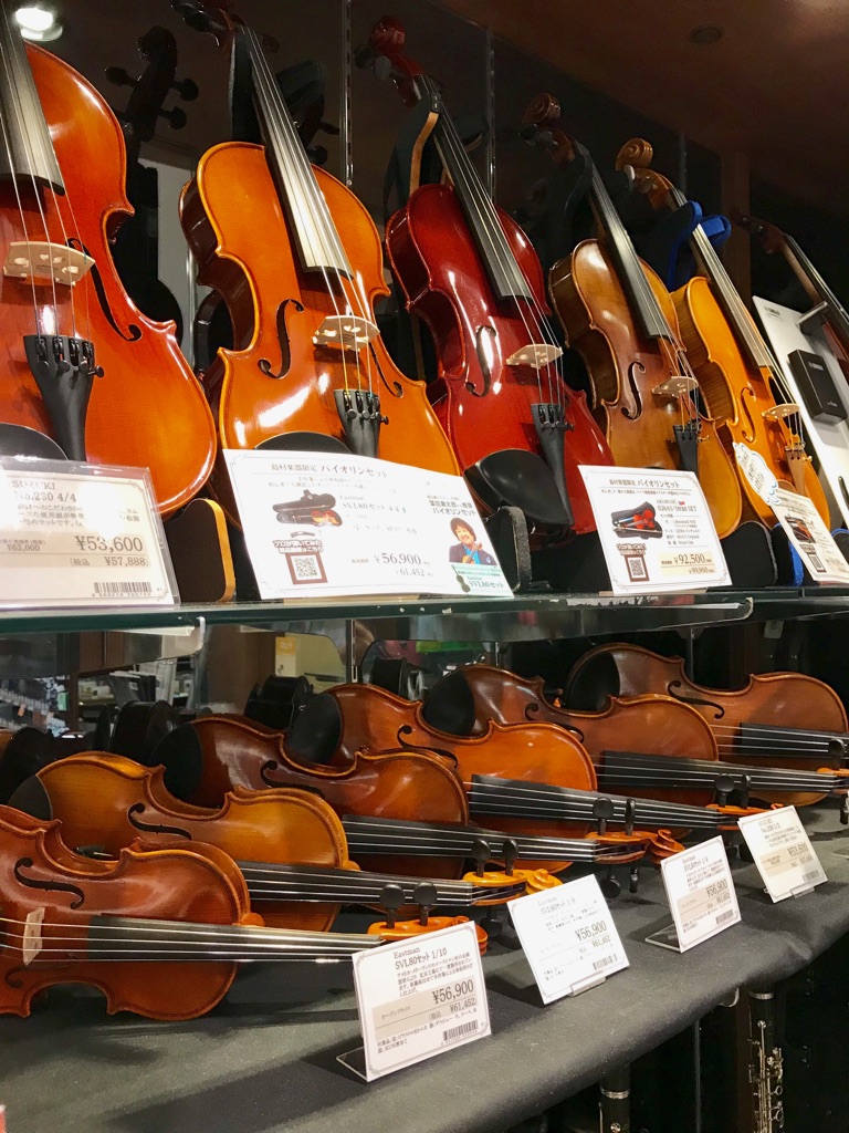 ===e=== *初めてのバイオリンの選び方、ご案内します！ バイオリンは楽器の中でも、価格が数万円～数十億円ととても幅が広く、量産楽器やマスターメイドなど種類が様々。]]楽器を選ぶのになにから決めて良いものかお悩みの方が多くいらっしゃいます。]]こちらのページではそんなお悩みを少しでも解決できるよ […]